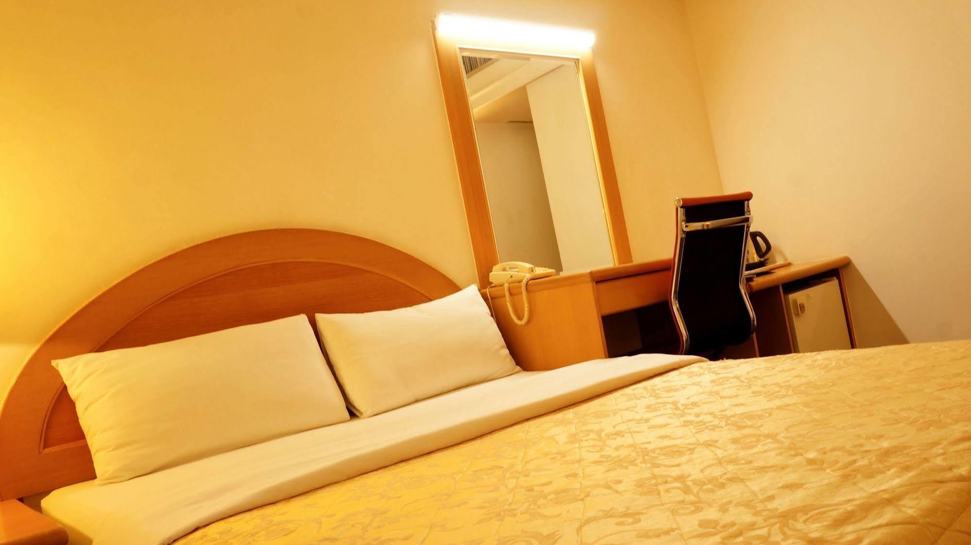 Oriental Hotel Tainan Esterno foto