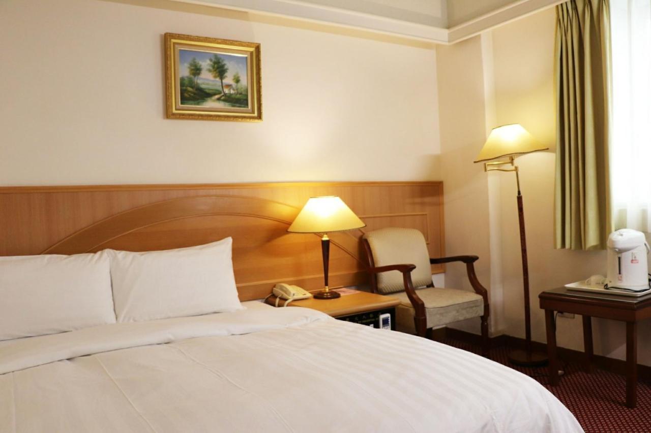 Oriental Hotel Tainan Esterno foto