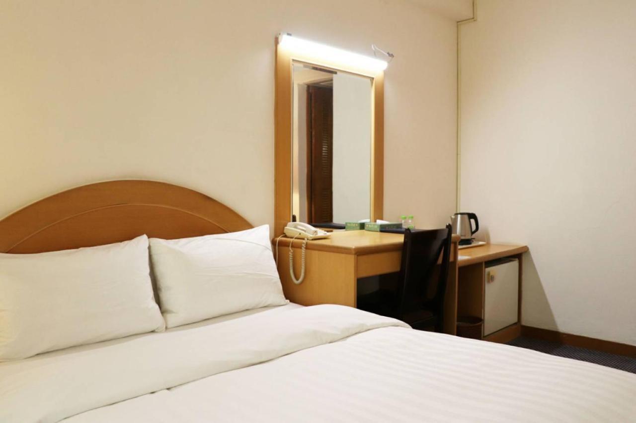 Oriental Hotel Tainan Esterno foto